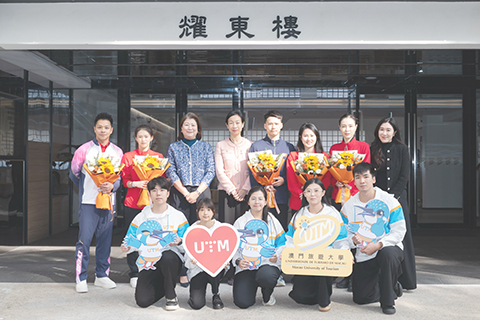 ◎ 澳門旅遊大學學生向國家金牌運動員獻花。