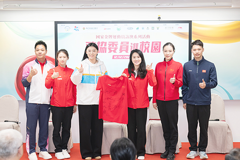 ◎ 國家金牌運動員向澳旅大學生致送紀念品。