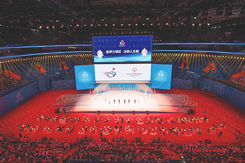 ◎ 這是十二月十五日拍攝的閉幕活動現場交接全國殘運會會旗環節。全國第十二屆殘疾人運動會暨第九屆特殊奧林匹克運動會閉幕活動在深圳舉行。下屆由湖南承辦。(新華社記者 孫非 攝)