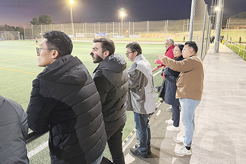 ◎ 在西班牙,參訪團拜訪愛斯賓奴球會。