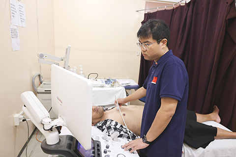 ◎ 在湯加首都努庫阿洛法,中國第六批援湯加醫療隊醫生為患者阿伊塞亞做檢查。