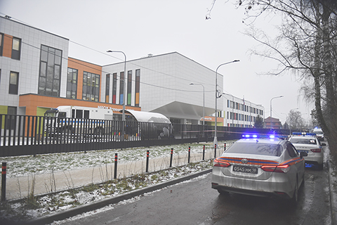 ◎ 據俄羅斯媒體十二月十六日報道,莫斯科州奧金佐沃市當天發生一起未成年人持刀傷人事件,造成一人死亡,一人受傷。圖為當日在俄羅斯莫斯科州奧金佐沃市第二戈爾基村拍攝的事發中學。(新華社發亞歷山大攝)