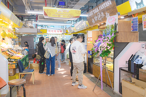 ◎ 二十個早前公開競投的攤位提供各類特色美食及文創產品。