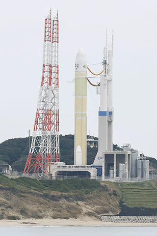 ◎ 日本宇宙航空研究開發機構(JAXA)十二月十七日原定發射一枚搭載日本版GPS系統衛星的H3運載火箭,倒計時結束後發射任務被緊急叫停,目前正在確認原因。圖為當日在日本鹿兒島縣種子島拍攝的搭載日本版GPS系統衛星的H3運載火箭。(新華社/共同社)
