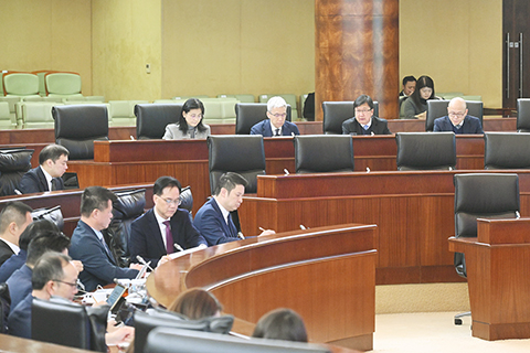 ◎ 運輸工務司司長譚偉文昨日列席立法會全體會議,回應議員提出的口頭質詢。