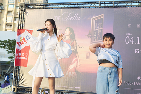 ◎ 丁噹在台灣邀原住民弟弟上台同演。