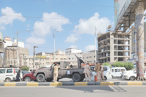 ◎ 1月7日,在也門南部港口城市亞丁,南方過渡委員會士兵在街頭警戒。當地居民和安全部門消息人士說,位於也門南部港口城市亞丁的總統府附近6日晚傳出激烈槍聲,有高射機槍向總統府上空出現的無人機射擊。(新華社發)