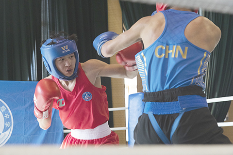 ◎ 一月六日,寧夏青少年拳擊交流賽在位於銀川的寧夏體育職業學院舉辦,吸引六十餘名青少年拳擊愛好者參與。圖為比賽現場。(中新社記者楊迪攝)