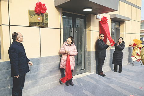 ◎ 村民代表向鏡湖醫院贈送錦旗。