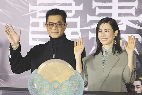 ◎ 一月八日,電影《尋秦記》在台北舉行首映會,電影主演古天樂(左)、宣萱(右)出席活動,與觀眾互動。電影將於一月九日在台灣地區公映。電影《尋秦記》改編自黃易的同名小說,並承接電視劇版《尋秦記》的故事。電視劇版本由香港電視廣播有限公司(TVB)拍攝,於二00一年上映。(中新社記者 劉大煒 攝)