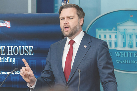 ◎ 美國副總統萬斯一月八日稱,要確保委內瑞拉政府聽從於美國,為美國最大利益行事。萬斯當天在白宮舉行的記者會上說,他「幾乎每天,或者說每隔一天」都會召集白宮主要官員就委內瑞拉問題會商,討論下一步行動,並按照總統特朗普的指示,確保委內瑞拉政府「真正聽從美國」,「做美國需要他們做的事」。圖為當日,在美國首都華盛頓白宮,美國副總統萬斯回答記者提問。(新華社發 李源清 攝)