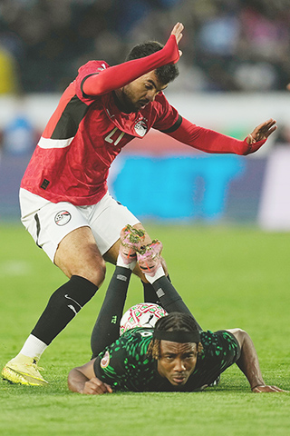 ◎ 非洲杯,尼日利亞隊安仁馬治與埃及隊沙巴爭搶時倒在地上。(美聯社)