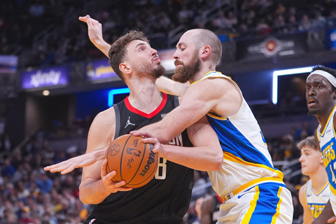 ◎ 火箭二十八號森根上籃不順利,昨役終場擒溜馬。(美聯社)