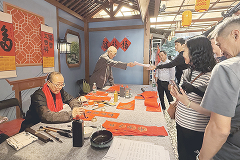 ◎ 關前街揮春活動吸引市民遊客。