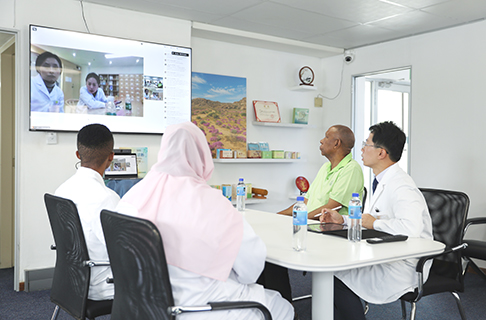 ◎ 成都市中西醫結合醫院的專家(屏幕中)遠程在線參加患者賈布拉內·恩圭尼亞(右二)的會診。