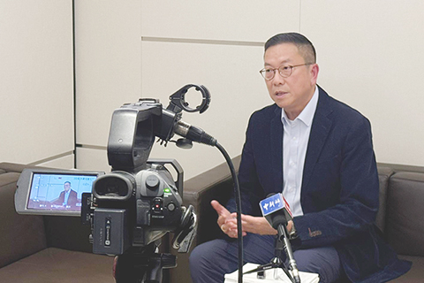 ◎ 二0二五年十二月,全國政協常委、香港北京社團總會會長施榮懷在香港接受中新社記者專訪。(受訪者 供圖)