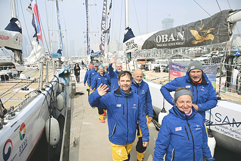 ◎ 3月4日,埃斯特角帆船俱樂部號隊員抵達青島奧林匹克帆船中心碼頭。克利伯環球帆船賽的船隊陸續抵達青島,開啟青島站為期9天的休整和補給,為下一賽段的比賽做準備。(新華社記者 李紫恆 攝)