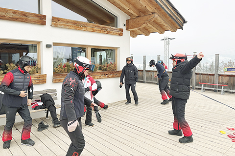 ◎ 中國冬殘奧高山滑雪隊在意大利科爾蒂納丹佩佐進行賽前訓練。(中新社記者 李京澤 攝)