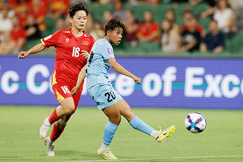 ◎ 越南女足(紅衣)昨夜在澳洲二比一戰勝印度隊。(美聯社)