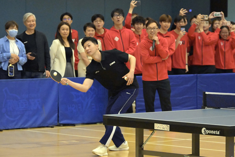 ◎ 三月二十日,馬龍(前)與香港理工大學乒乓球隊運動員切磋球技。當日,「體育的華麗蛻變:再創高峰」研討會在香港理工大學舉行,乒乓球運動員馬龍在活動中與當地運動員、青年學生進行交流,並與香港理工大學乒乓球隊運動員切磋球技。新華社發(盧炳輝 攝)