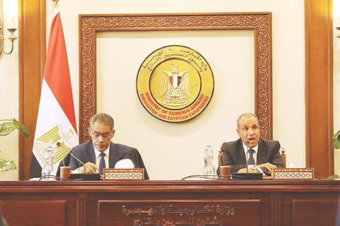 ◎ 埃及外長阿卜杜勒阿提三月二十五日表示,埃及正就中東局勢與地區國家保持溝通,埃方高度讚賞中方為推動停火止戰發揮的積極作用。圖為當日,埃及外長阿卜杜勒阿提(右)在新行政首都對媒體講話。(新華社記者 徐皓夫 攝)