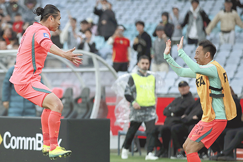 ◎ 三月二十七日,中國隊球員張玉寧(左)在比賽中進球後慶祝。當地時間三月二十七日,在澳大利亞悉尼舉辦的二0二六年國際足聯繫列賽中,中國隊2比0戰勝庫拉索隊。(新華社記者馬平 攝)