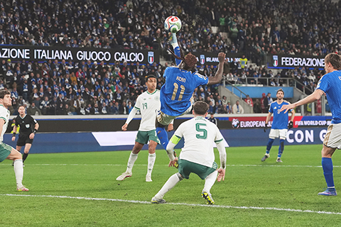 ◎ 三月二十六日,在意大利貝加莫舉行的世界盃預選賽附加賽意大利隊和北愛爾蘭隊之間,意大利隊的莫伊塞.堅恩倒掛金鉤踢得分。(美聯社/Antonio Calanni)