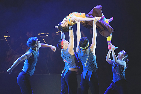 ◎ 台灣交響樂團與舞蹈空間舞團日前合作綵排」彼得與狼的奇幻冒險「音樂會,舞蹈融入戲劇,也滲入馬戲元素,拓展觀演想像。正式演出三月二十一日、二十二日於台北表演藝術中心大劇院連續演出四場。(香港中通社圖片)