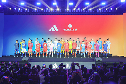 ◎ 三月三十一日,江蘇省城市足球聯賽(蘇超)十三支球隊主客場比賽服在南京發佈。隊服設計緊扣城市歷史文化與當代精神,由阿迪達斯上海創意中心與江蘇各地相關部門及球隊共同打造,在專業運動性能基礎上,呈現每座城市的氣質與文化底蘊。圖為比賽服亮相儀式。(中新社記者 泱波 攝)