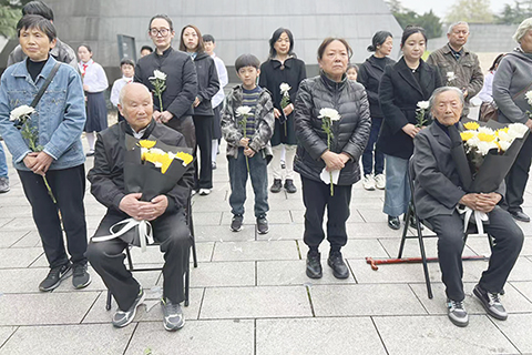 ◎ 四月三日,南京大屠殺死難者清明祭儀式在侵華日軍南京大屠殺遇難同胞紀念館舉行,年逾九旬的南京大屠殺倖存者夏淑琴(首排座椅右)和劉民生(首排座椅左)與倖存者後人、遇難者遺屬等參加儀式。(中新社記者朱曉穎 攝)
