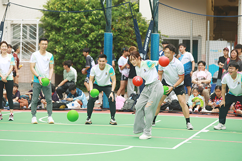 ◎ 梁嘉琪左閃右避,都無難度。