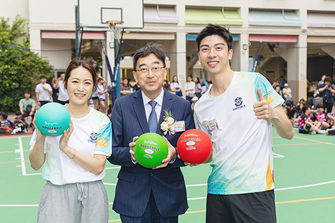 ◎ 梁嘉琪(左)與香港閃避球隊長倫子儒(右)及主禮嘉賓高永文(中)。