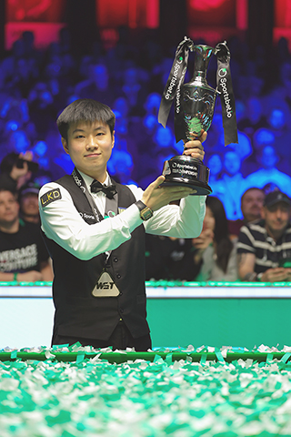 ◎ 四月五日,趙心童在頒獎儀式上。當地時間四月五日,在英國曼徹斯特舉行的二0二六斯諾克巡迴錦標賽決賽中,中國選手趙心童十比三戰勝英格蘭選手特魯姆普,獲得冠軍。(新華社發翟政攝)