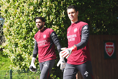 ◎ 四月六日,聲言重新出發的阿仙奴門將凱帕.阿里扎巴拉加(右)與大衛.拉亞抵達倫敦信心滿懷地參加訓練。(約翰沃爾頓/PA,美聯社)