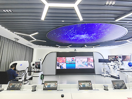 ◎ 在四川大學華西醫院國際機器人遠程手術控制中心,醫生進行機器人遠程手術。