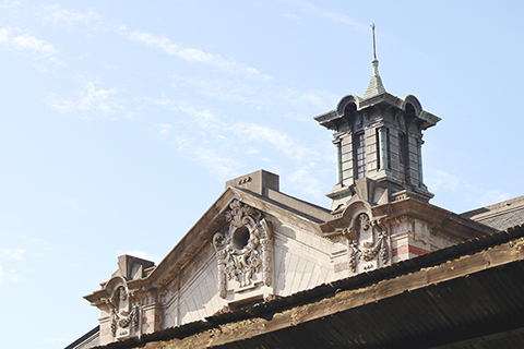 第二代台東中車站的中央尖塔及立面山牆