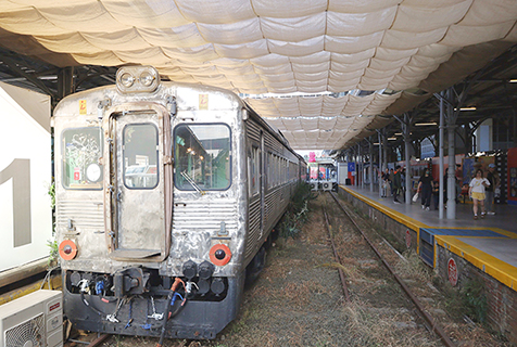 退役火車DR2700與舊站月台