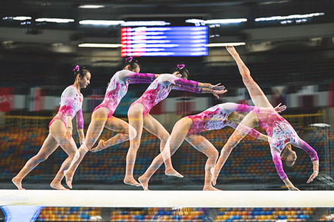 ◎ 四月六日,中國選手邱祺緣在決賽中(多重曝光)。最終,她獲得季軍。國際體聯體操世界盃開羅站女子平衡木決賽在埃及開羅舉行。(新華社記者 辛夢晨 攝)