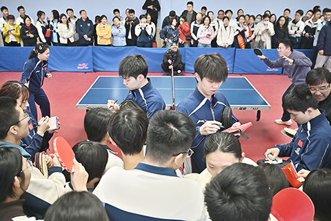 ◎ 四月七日,WTT常規挑戰賽太原站「國球進校園」活動走進山西大學附屬中學。黃友政、孫楊、李天陽、石洵瑤、覃予萱、姚睿軒六名國家隊運動員與師生切磋球技、互動交流,讓師生們近距離感受國球魅力。圖為黃友政(左)、孫楊(右)為學生們簽名。(中新社記者 韋亮 攝)