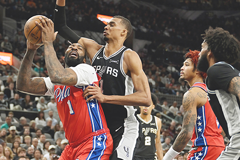 ◎ 雲班亞馬(中)昨早落力防守七六人一號祖蒙特。(美聯社)