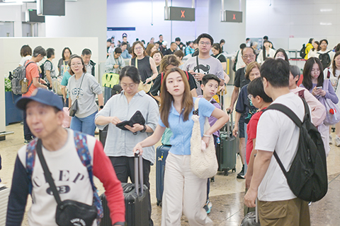 ◎ 資料圖四月七日,香港西九龍高鐵站的抵港大堂人潮湧動。(中新社記者 陳永諾 攝)