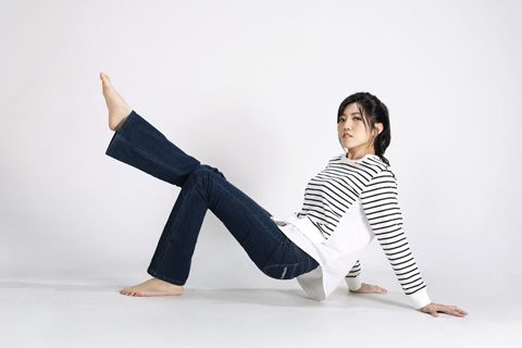 ◎ 台灣創作才女林希子日前正式推出個人首張全創作專輯《我披著世界轉動》,以「重新感受世界」為核心理念進軍樂壇。(香港中通社圖片)