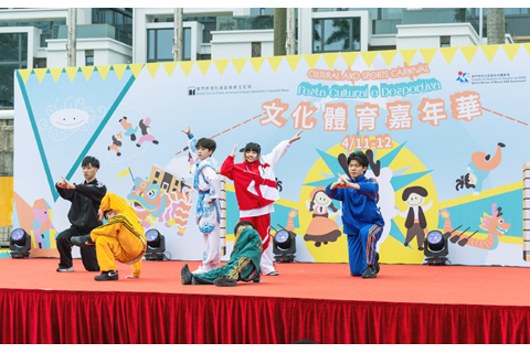 ◎ 儀式上上演精彩的文體表演。