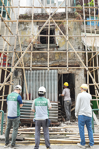 ◎ 政府清拆惠愛街一幢殘危樓宇,以保障公眾安全。