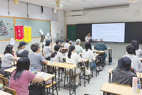 ◎ 導師向公眾班進階課程學員講課。