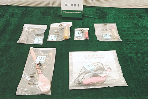 ◎ 司警搜出的催情按摩油等證物。
