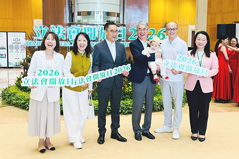 ◎ 立法會主席張永春昨日在立法會開放日上不停和市民合照,當中不少是「小小小市民」。