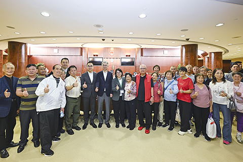 ◎ 立法會主席張永春、副主席何潤生、議員宋碧琪等和市民合照。