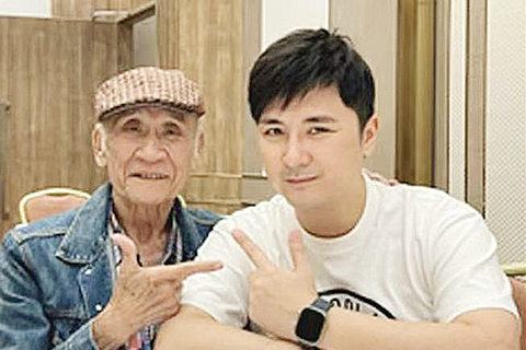 ◎ 李家鼎和細仔泳豪。