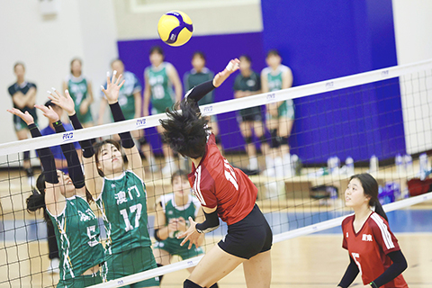 ◎ 王芷雯(左)、李琦琪合力阻攔廣東女排進攻。